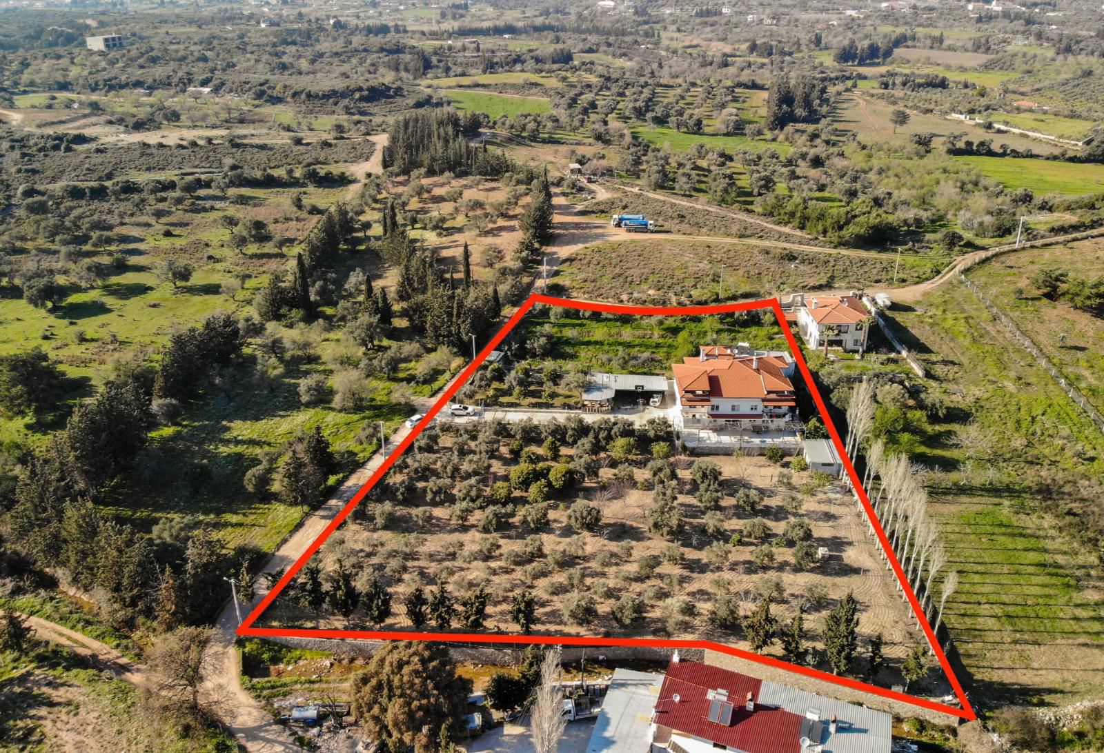 DATÇA'DA İÇİNDE APARTMAAN BULUNAN ARAZİ